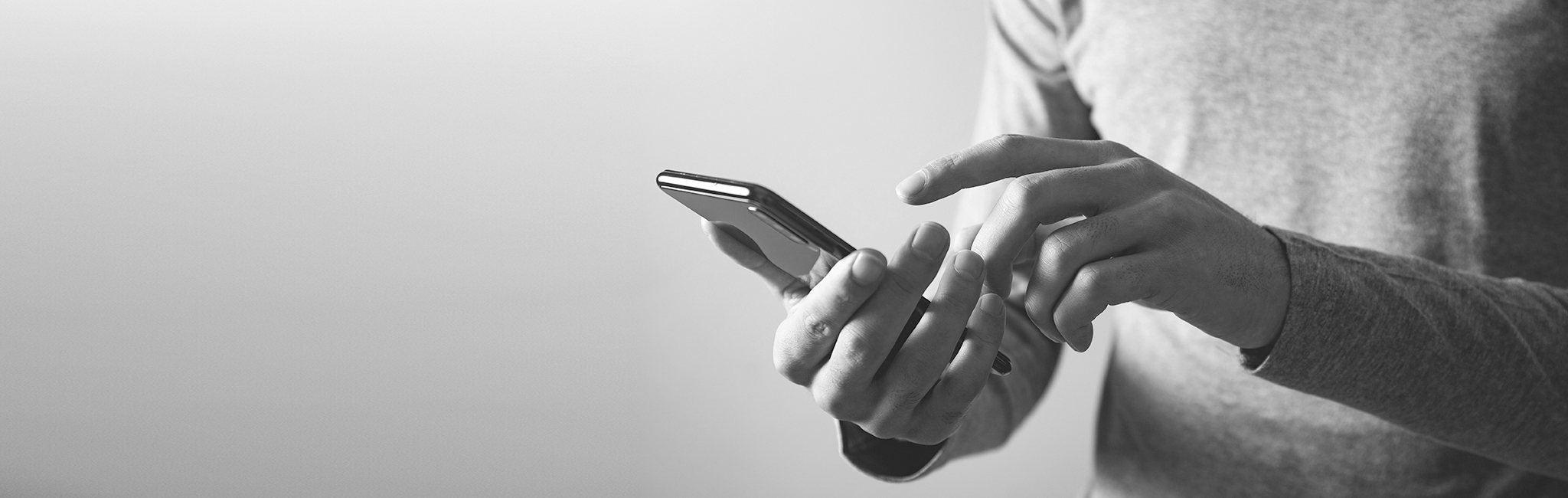man hand holding smart phone